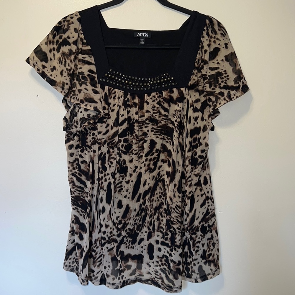 Beads & studs embellishments on front yoke